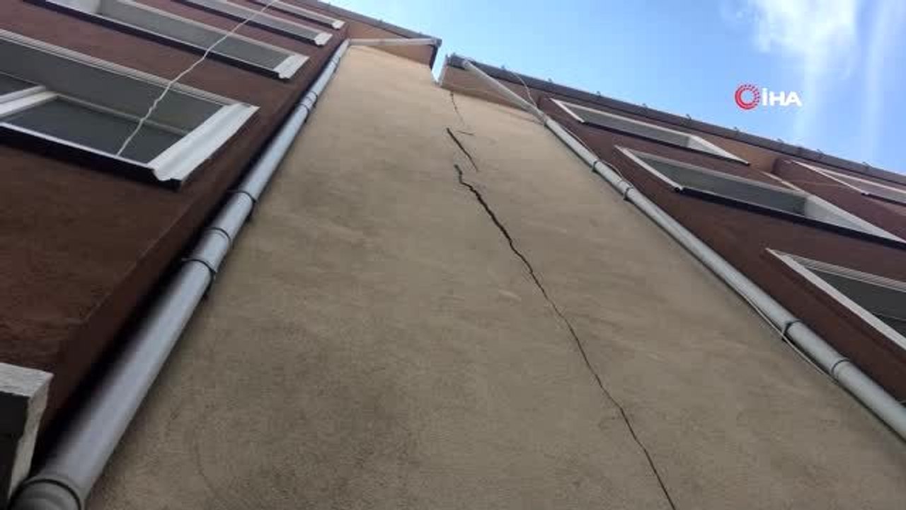 Şiddetli deprem sonrası binada çatlak oluştu