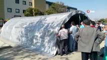 Silivri Devlet Hastanesi'nin bahçesine yaşanan deprem nedeniyle çadır kuruldu