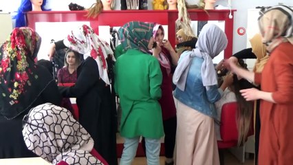 Kadınlar ADEM kursunda meslek öğreniyor