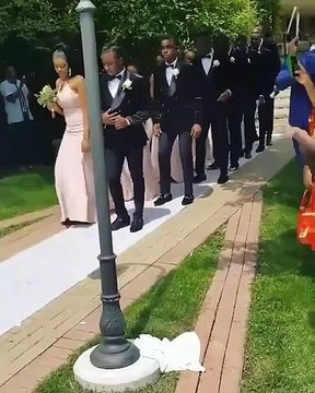 Chorégraphie parfaite : ces garçons et demoiselles d'honneur font une entrée foudroyante... Vous allez être bouche bée.