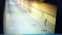 Un homme à scooter se fait percuter deux fois de suite par la même roue