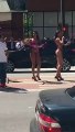 Un automobiliste est distrait par des filles en bikini au bord de la route