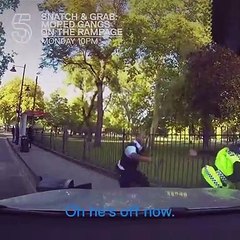 Des policiers londoniens foncent sur un homme à scooter