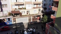 Kartal Orhantepe'de bir binada deprem sonrası çatlaklar meydana geldi. Bina belediye ekiplerince tahliye edildi.