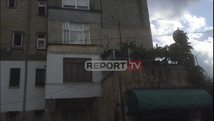 U ça mes përmes nga tërmeti i 21 shtatorit, policia rrethon me shirit sigurie pallatin tek Tregu Ele