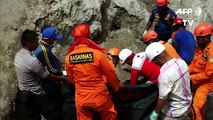 مقتل 20 شخصا في زلزال قوي شرق أندونيسيا