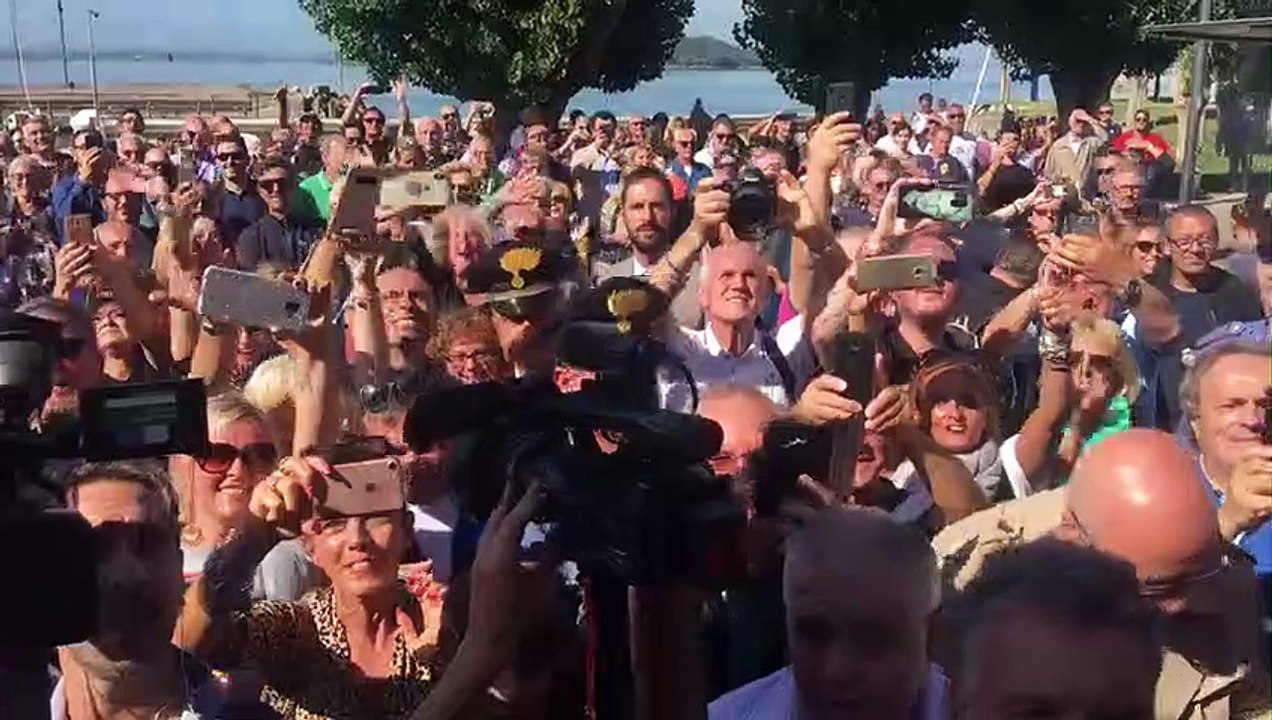 Salvini con i pescatori del Lago Trasimeno: "Questi sono i sondaggi" (26.09.19)