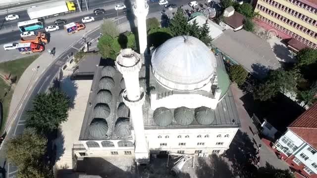 Avcılar Merkez Camisi'nin minaresi yıkıldı - Drone görüntüsü