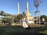 (Özel) Avcılar'da minaresi yıkılan caminin önünde böyle namaz kıldı