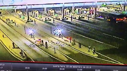 BR-277: câmera flagra condutor em fuga arrebentando cancela de pedágio