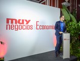 Ministras, exministros, dirigentes de la oposición y los líderes de CEOE y CC OO, en la presentación de ‘Muy Negocios & Economía’