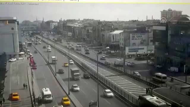 Avcılar Merkez Camisi'nin minaresinin yıkılma anı