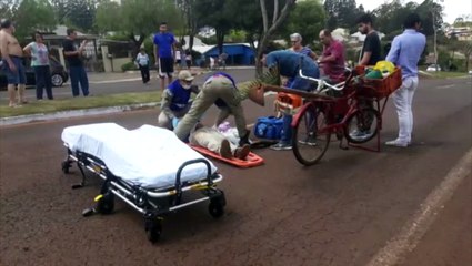 Carro e bicicleta batem na Olindo Periolo, no Bairro Pacaembu
