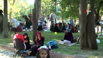 Bahçelievler’de deprem sonrası vatandaşlar parka akın etti