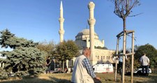 Bir vatandaş Avcılar'da deprem nedeniyle minaresi yıkılan caminin önünde namaz kıldı