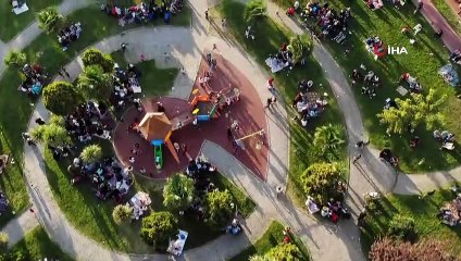 Zeytinburnu'nda vatandaşlar parklara akın etti...Vatandaşların parklardaki bekleyişi havadan görüntülendi