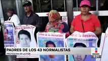 Padres de los 43 normalistas de Ayotzinapa protestan frente a la FGR