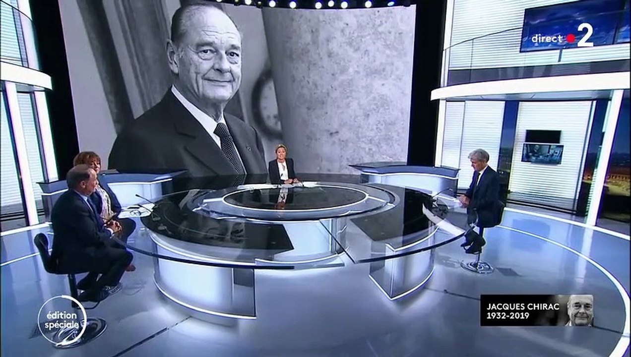 Mort de Jacques Chirac : les Parisiens à l'Élysée pour présenter leurs condoléances