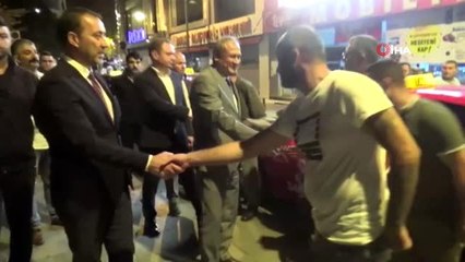 Silivri'de vatandaşlar parklarda battaniyeye sarılı şekilde bekliyor