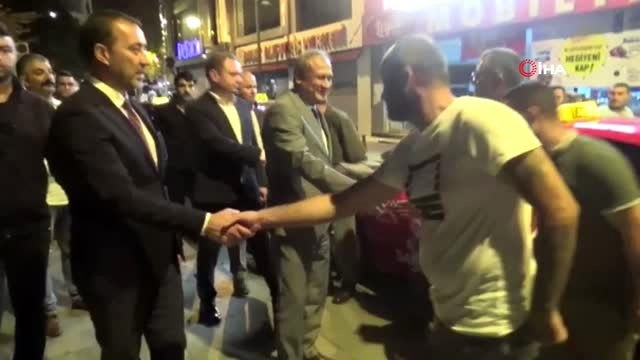 Silivri'de vatandaşlar parklarda battaniyeye sarılı şekilde bekliyor