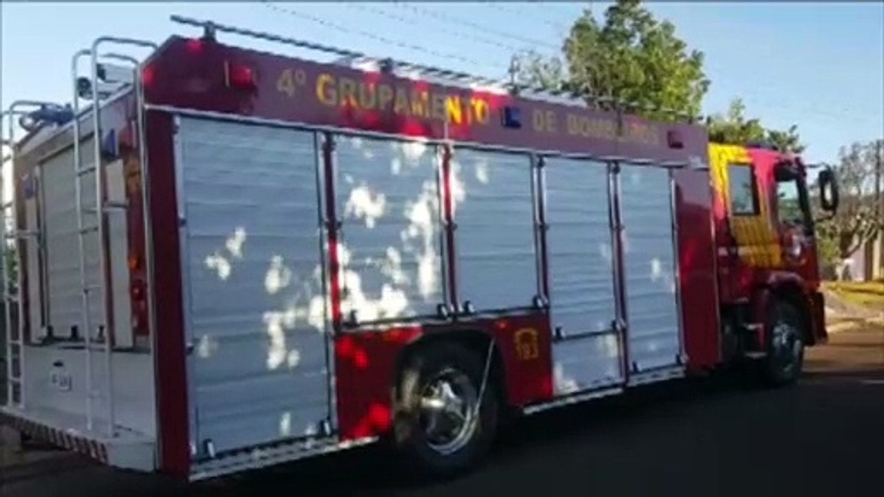 Incêndio em entulhos quase se espalha para imóvel e Bombeiros são chamados