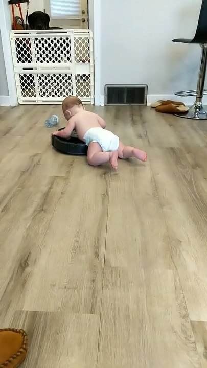 Ce bébé se balade sur l'aspirateur automatique Rumba !