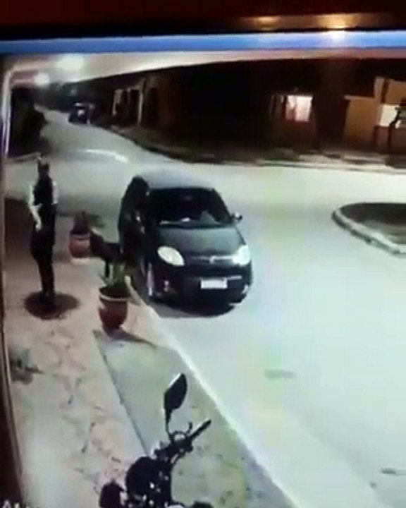 Le voleur a voulu braquer ce mec et il sest rendu compte que c’était en fait son pote, reg