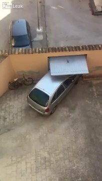 Pas simple de rentrer sa voiture dans son garage... la honte
