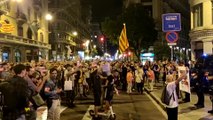Manifestantes en Barcelona protestan ante la Jefatura de Policía
