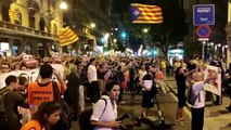 Manifestantes en Barcelona corean 