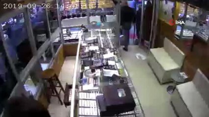 Silivri'de kuyumcuda deprem paniği kamerada