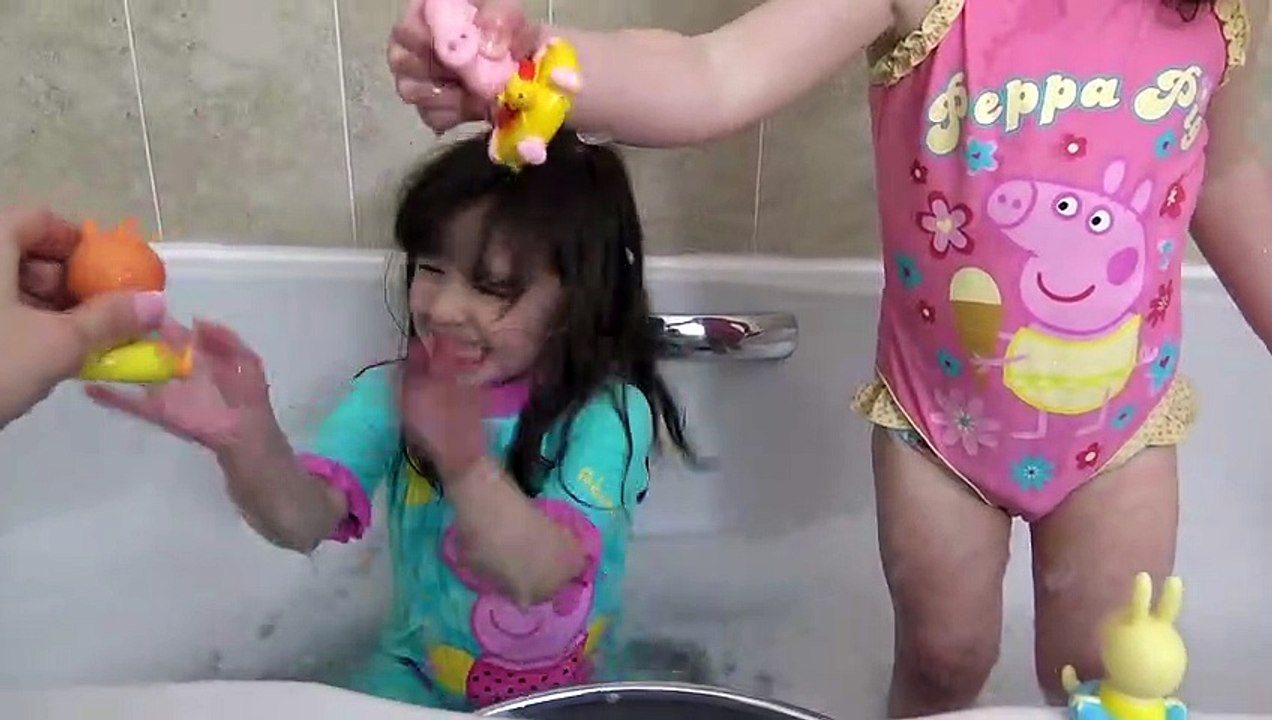 Diversão de banheira com Peppa Pig George Pig