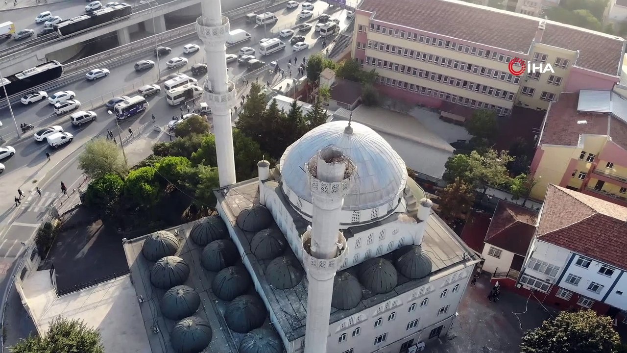 Avcılar’da bir kısmı yıkılan minarenin enkazı kaldırıldı