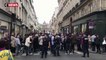 Paris : des centaines d'anonymes amassés rue de Tournon, dernier domicile de Jacques Chirac