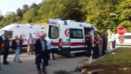 Trabzon'da öğrenci servisi pikap ile çarpıştı: 2 yaralı