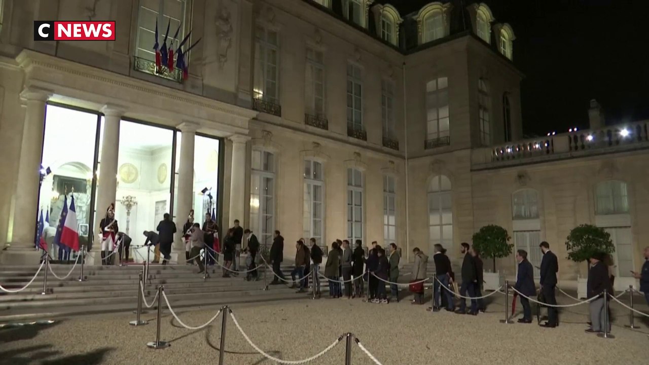 Paris : une foule d'anonymes rend hommage à Jacques Chirac sur le perron de l'Elysée