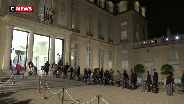Paris : une foule d'anonymes rend hommage à Jacques Chirac sur le perron de l'Elysée