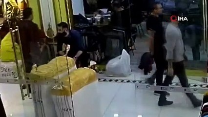 Depremde herkes kaçtı, o gülerek kaçanları izledi