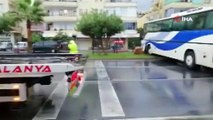 Alanya’da yağış kazalara neden oldu