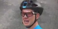 Este ciclista llora desconsolado tras pinchar en el Mundial y ver que ningún coche para a ayudarle