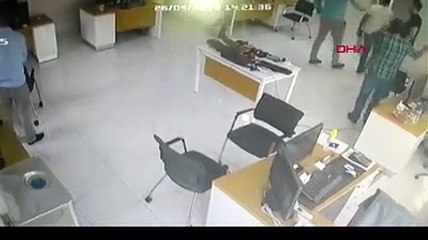 Sultangazi'de deprem sırasinda kolonları tuttular