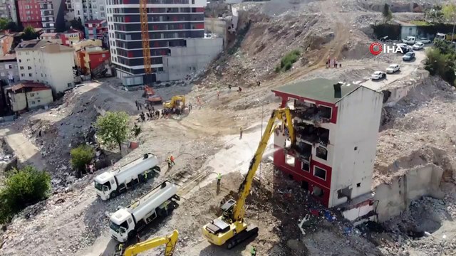 Kağıthane'de 22 Nisan'da istinat duvarının yıkılması sonucu oluşan toprak kayması nedeniyle riskli olarak belirlenen binanın kontrollü yıkımı yapılıyor.