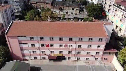 Deprem nedeniyle tatil edilen okul havadan görüntülendi