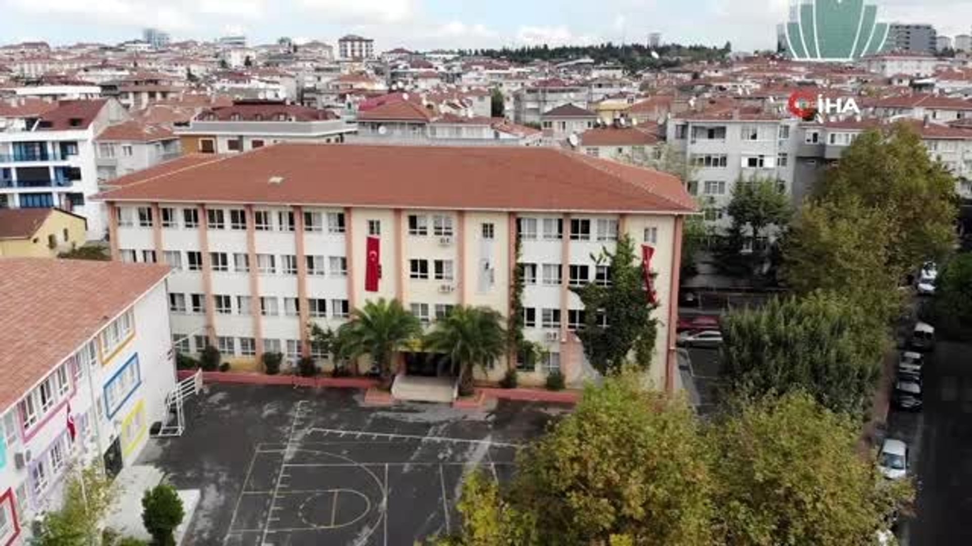 İstanbul Valiliği tarafından tatil edilen Maltepe'deki lise havada  görüntülendi - Dailymotion Video