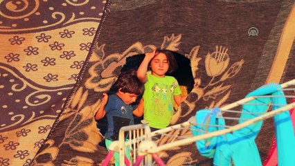 Yerinden edilen 72 yaşındaki Suriyeli geçinmek için taş kırıyor (1) - İDLİB