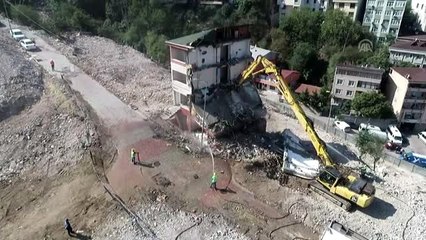 Kağıthane'deki riskli binanın yıkımı havadan görüntülendi