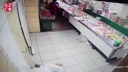 Depremden çayıyla kaçarken kapıyı kırdı