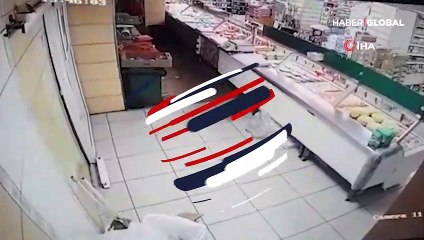 Kaçarken kapıyı kırdı ama çayını arkada bırakmadı