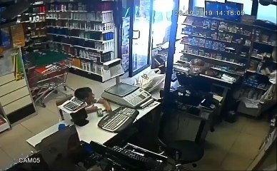 Deprem anında herkes kaçarken, o küçük çocuğu unutmadı