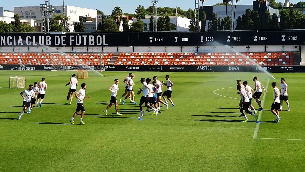 Adri Guerrero se entrena con el primer equipo del Valencia CF